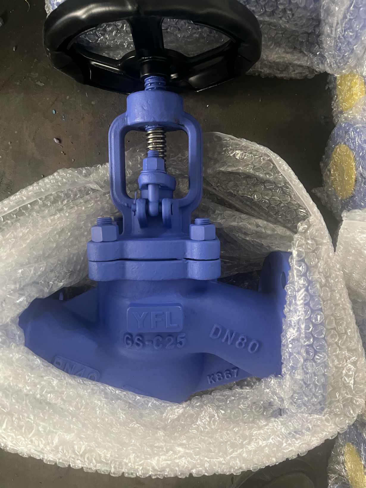 Three way jacketed plug valve for bitumen